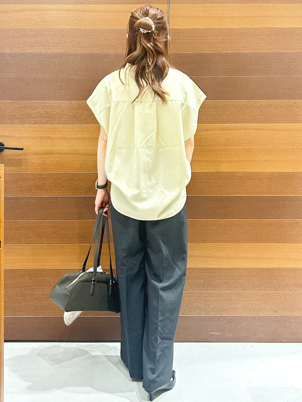 イエロー系のシャツ/ブラウス、ホワイト系のタンクトップ、グレー系のその他パンツを着用したレディースの秋コーディネートの4枚目の写真