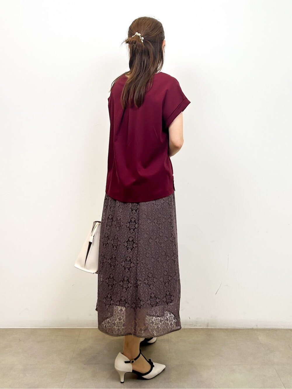 レッド系のTシャツ/カットソー、ブラウン系のスカート、ベージュ系のトートバッグを着用したレディースの夏コーディネートの5枚目の写真
