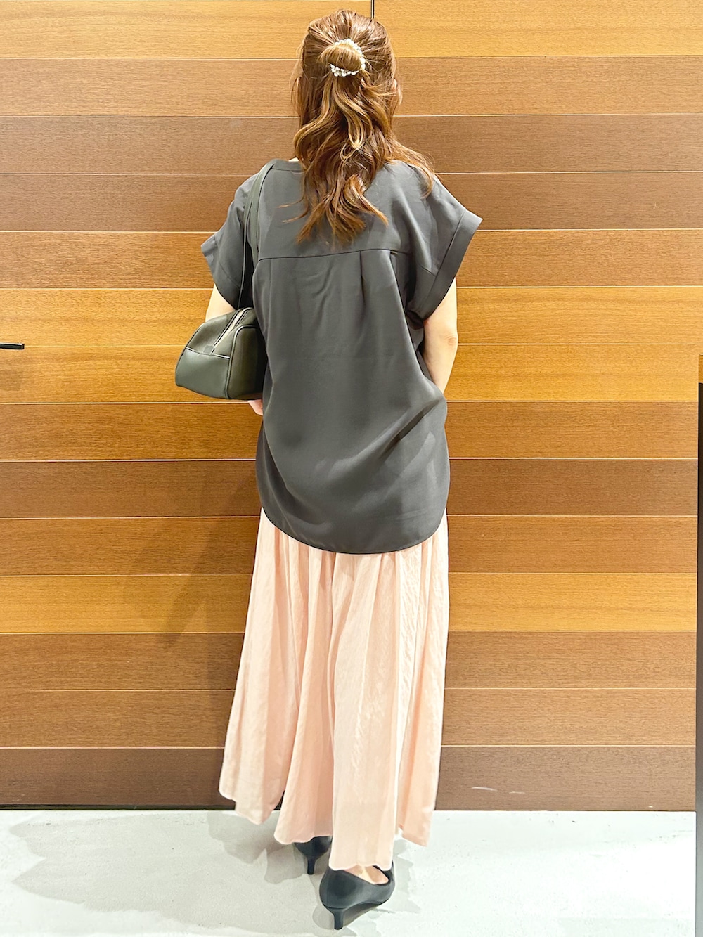 グレー系のシャツ/ブラウス、ホワイト系のタンクトップ、ピンク系のその他パンツを着用したレディースの秋コーディネートの4枚目の写真