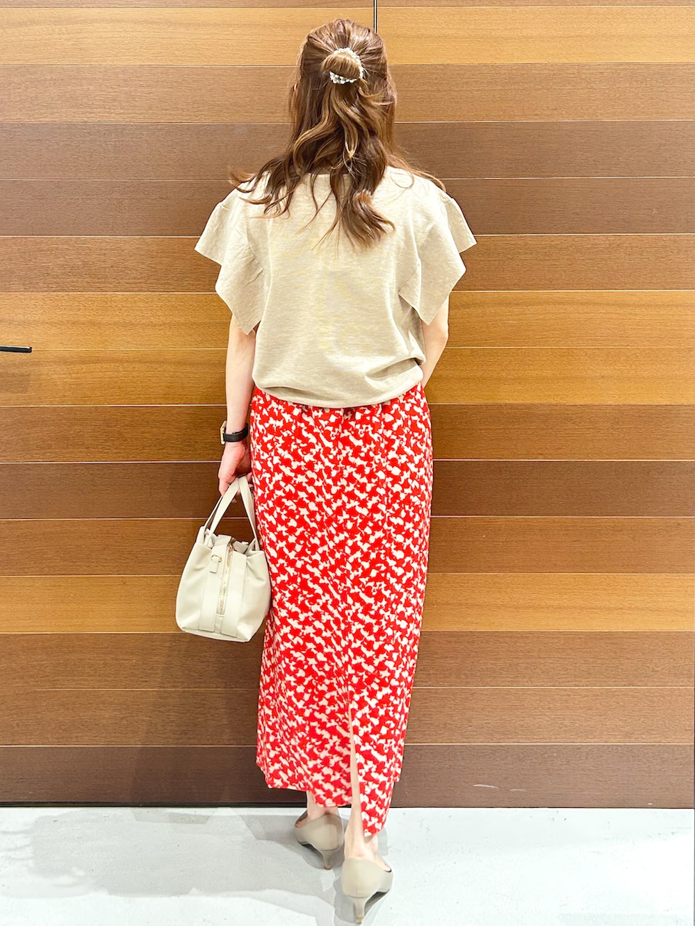 ベージュ系のニット/セーター、レッド系のスカート、グレー系のボストンバッグを着用したレディースの夏コーディネートの5枚目の写真