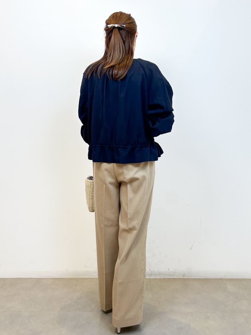 ブルー系のブルゾン、ホワイト系のTシャツ/カットソー、ベージュ系のその他パンツを着用したレディースの春コーディネートの4枚目の写真