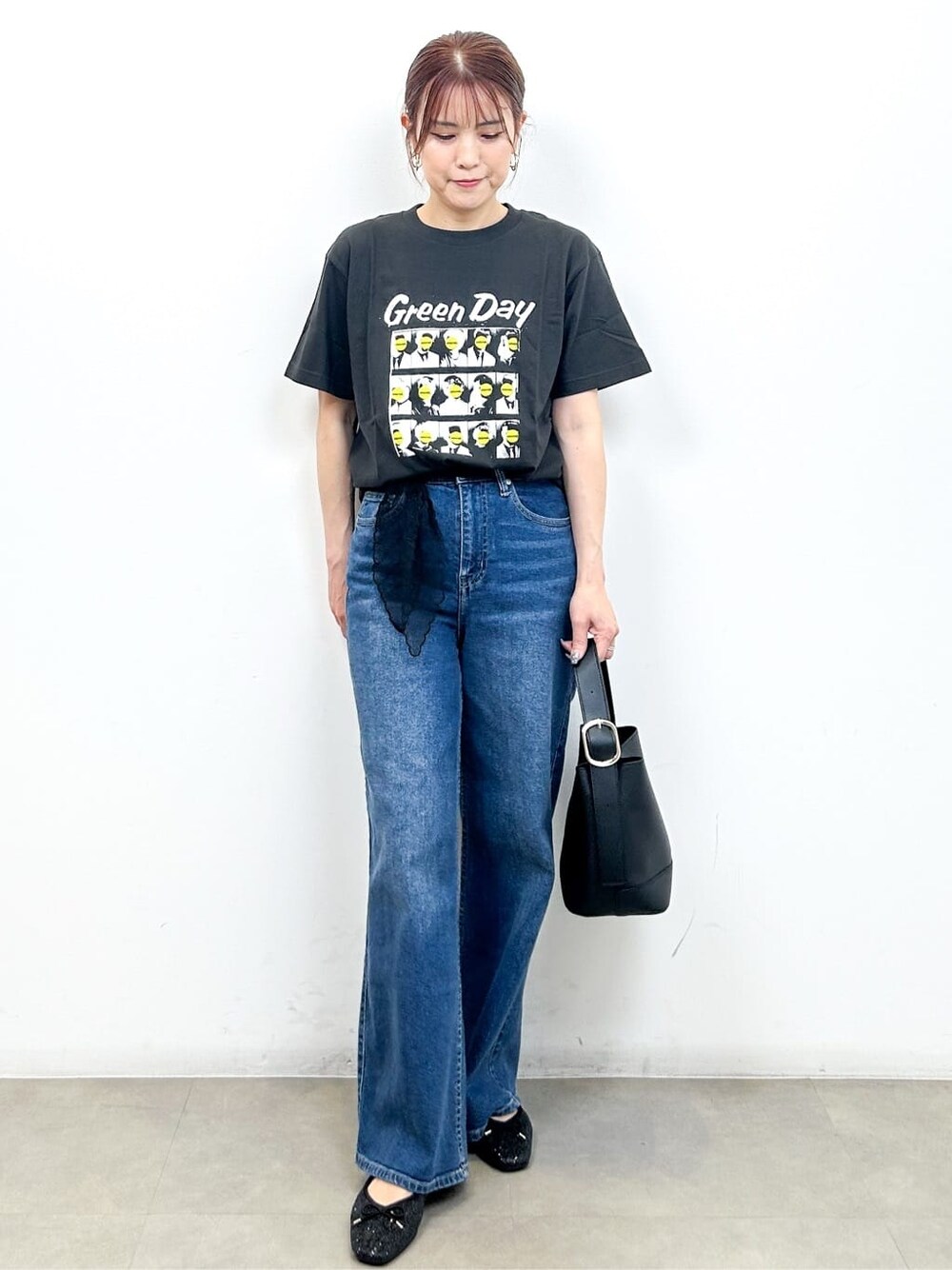 グレー系のTシャツ/カットソー、ブルー系のデニムパンツ、ブラック系のショルダーバッグを着用したレディースの秋コーディネートの5枚目の写真