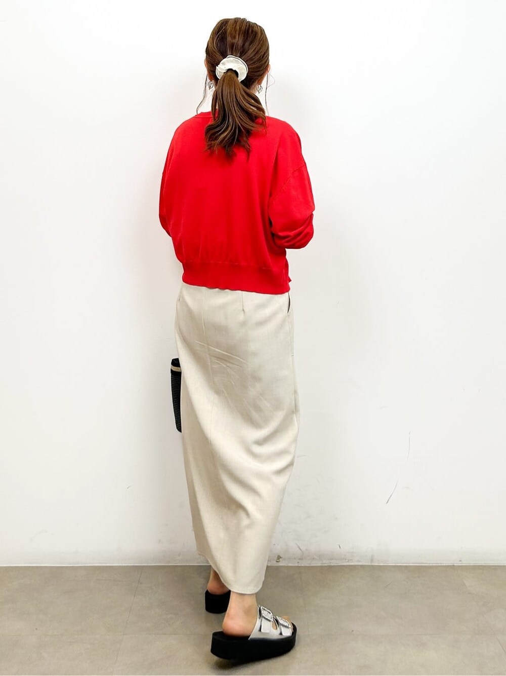 レッド系のカーディガン/ボレロ、ホワイト系のTシャツ/カットソー、ブラウン系のその他パンツを着用したレディースの夏コーディネートの10枚目の写真
