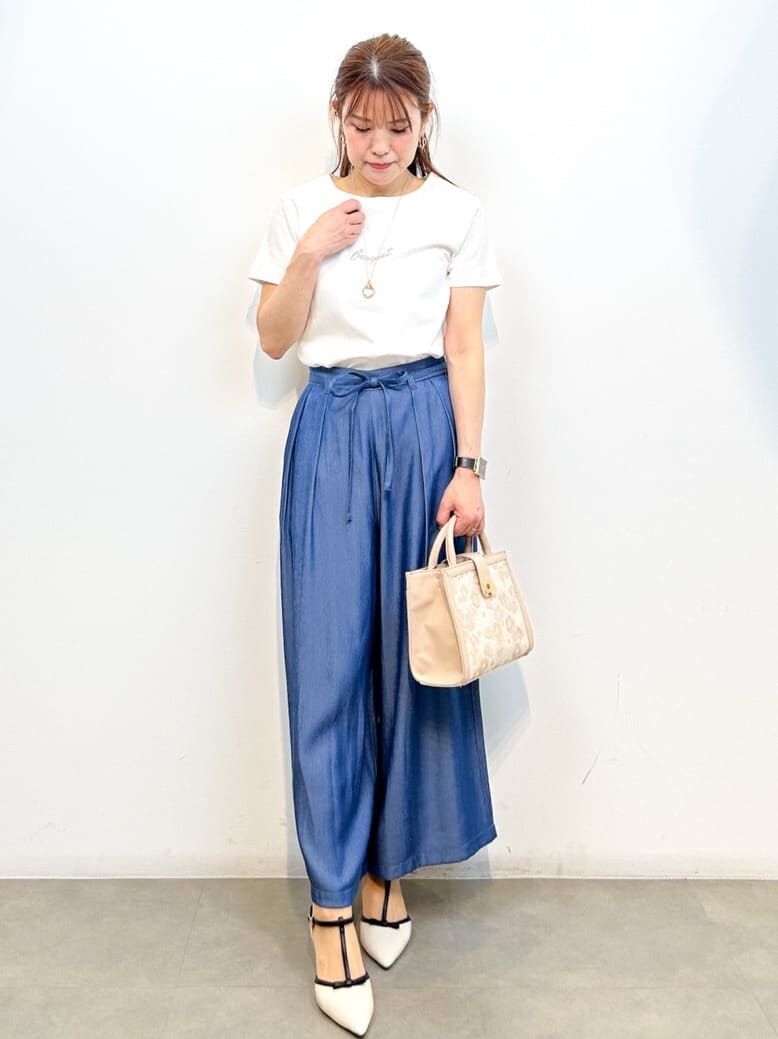 ホワイト系のTシャツ/カットソー、ブルー系のその他パンツ、ベージュ系のショルダーバッグを着用したレディースの春コーディネートの7枚目の写真