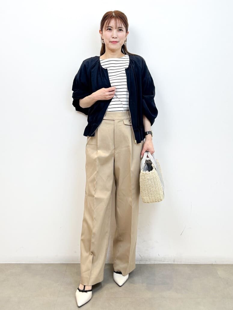 ブルー系のブルゾン、ホワイト系のTシャツ/カットソー、ベージュ系のその他パンツを着用したレディースの春コーディネートの6枚目の写真