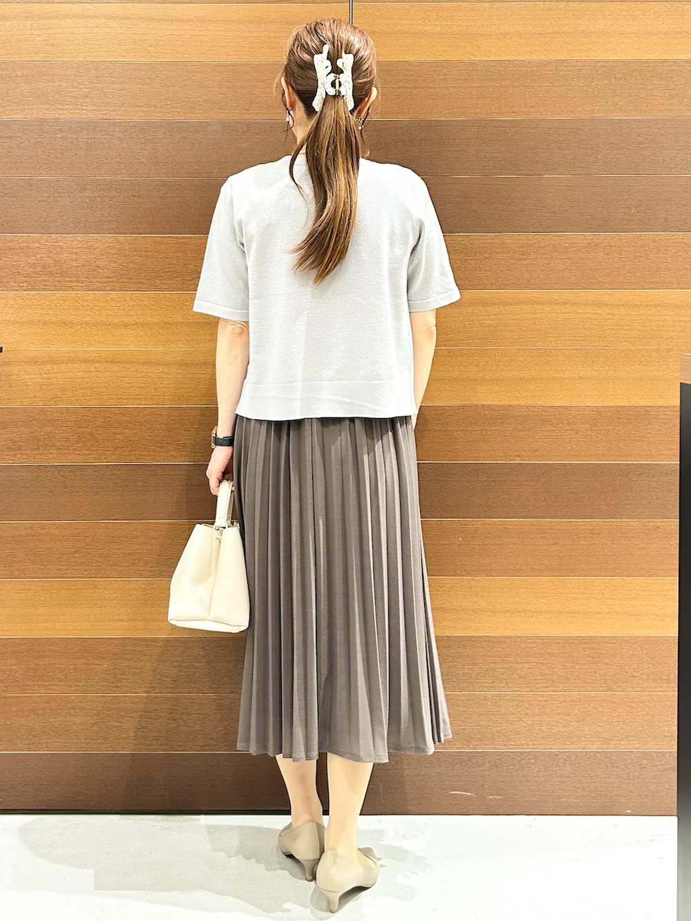 シルバー系のカーディガン/ボレロ、ブラウン系のワンピース、ホワイト系のハンドバッグを着用したレディースの夏コーディネートの5枚目の写真