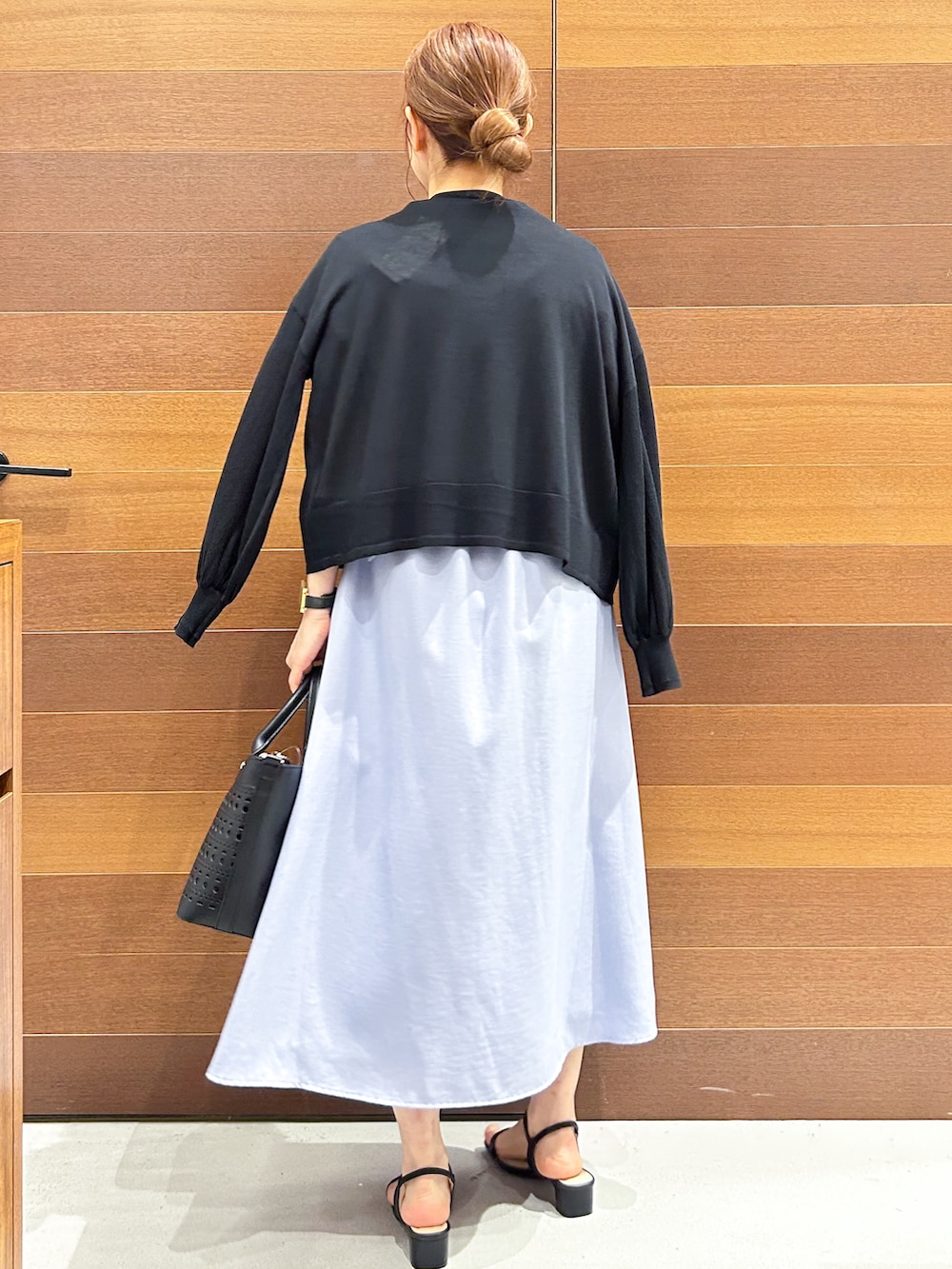ブルー系のワンピース、ブラック系のトートバッグ、ブラック系のサンダルを着用したレディースの夏コーディネートの7枚目の写真