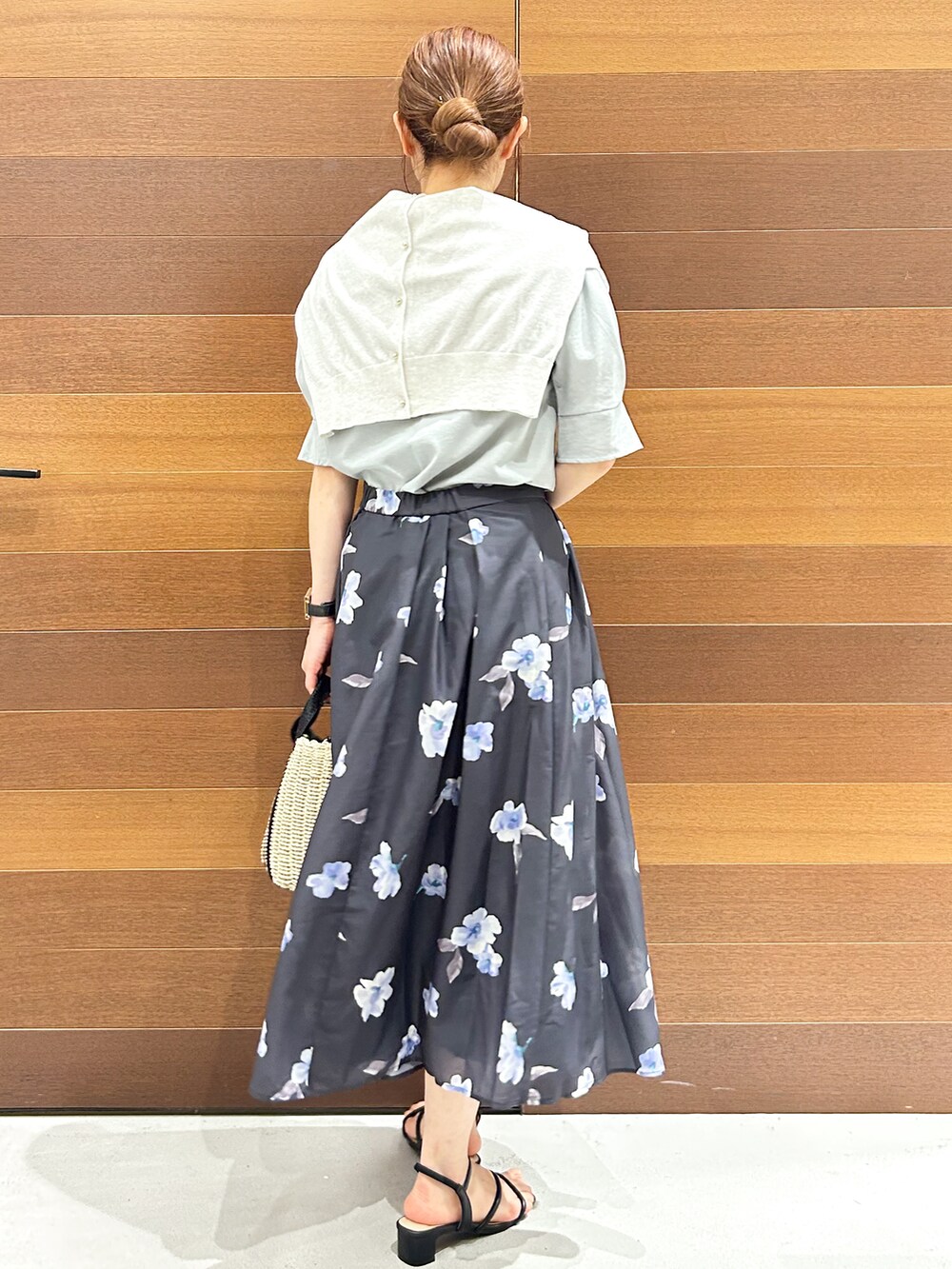 ホワイト系のカーディガン/ボレロ、グリーン系のシャツ/ブラウス、グレー系のスカートを着用したレディースの夏コーディネートの6枚目の写真