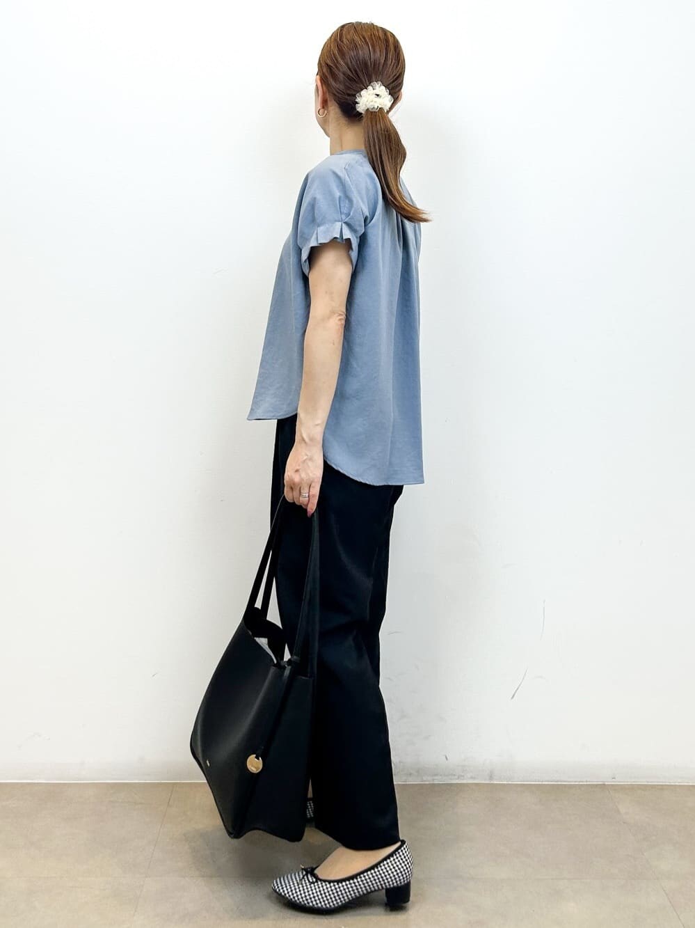 ブルー系のシャツ/ブラウス、ブラック系のその他パンツ、ブラック系のトートバッグを着用したレディースの夏コーディネートの8枚目の写真