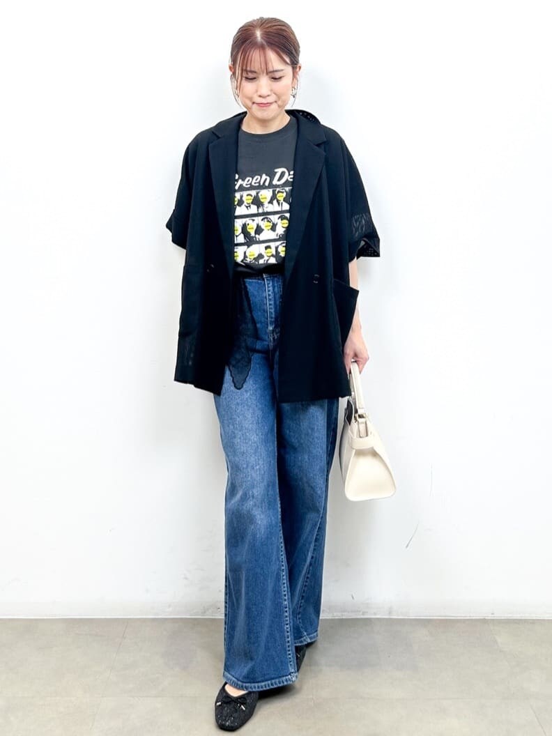 グレー系のTシャツ/カットソー、ブルー系のデニムパンツ、ブラック系のショルダーバッグを着用したレディースの秋コーディネートの10枚目の写真