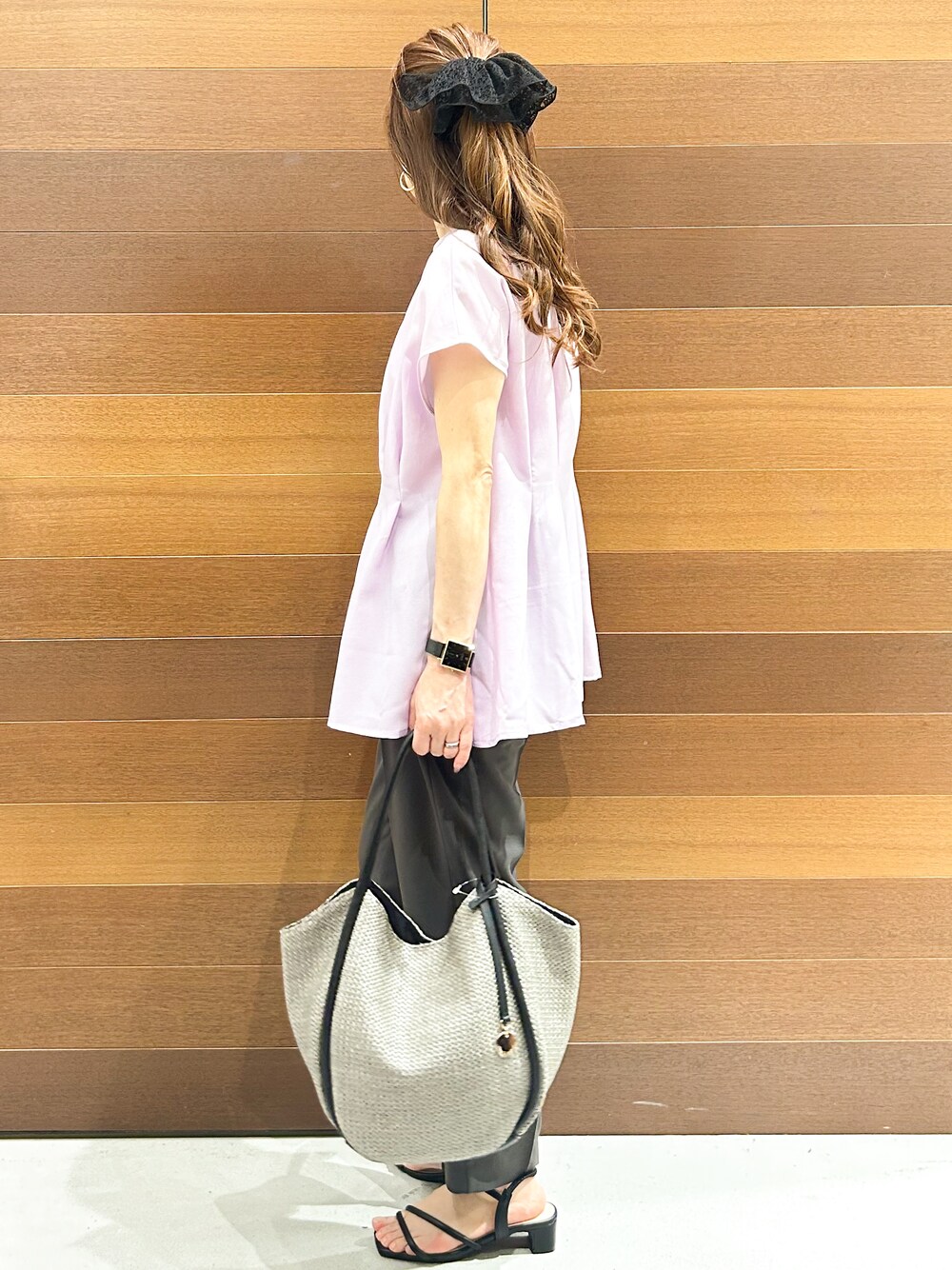 グレー系のその他パンツ、ブラック系のサンダル、グレー系のトートバッグを着用したレディースの春コーディネートの5枚目の写真