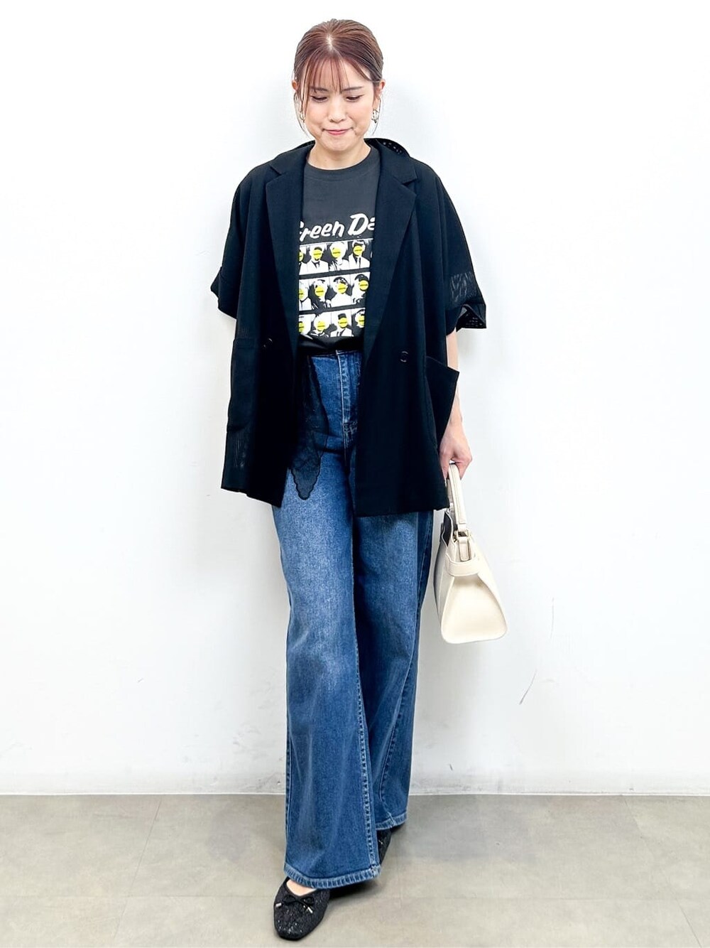 ブラック系のテーラードジャケット、グレー系のTシャツ/カットソー、ホワイト系のスカートを着用したレディースの夏コーディネートの10枚目の写真
