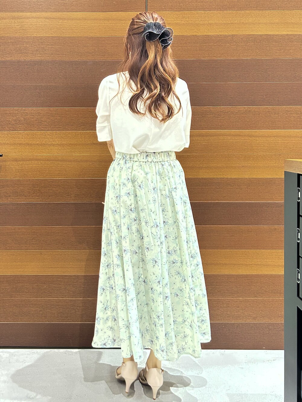 ベージュ系のパンプス、ベージュ系のトートバッグ、ホワイト系のシャツ/ブラウスを着用したレディースの春コーディネートの7枚目の写真