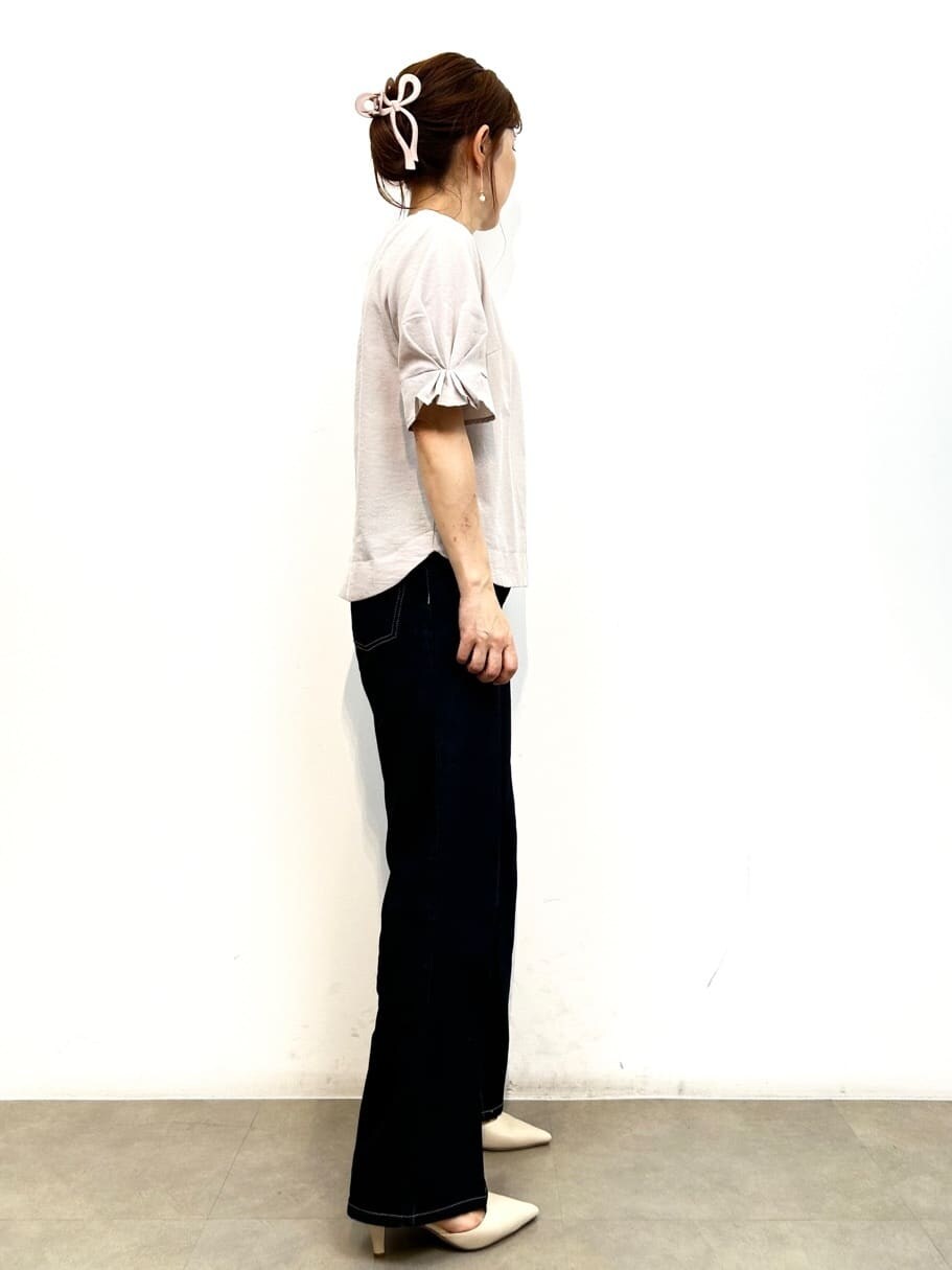 ベージュ系のシャツ/ブラウスを着用したレディースの夏コーディネートの4枚目の写真