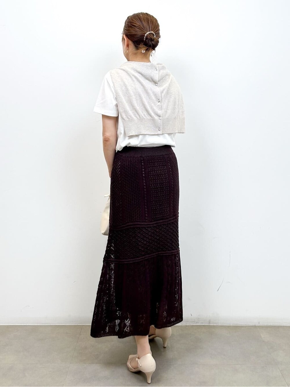 ベージュ系のカーディガン/ボレロ、ホワイト系のTシャツ/カットソー、ブラウン系のスカートを着用したレディースの夏コーディネートの6枚目の写真