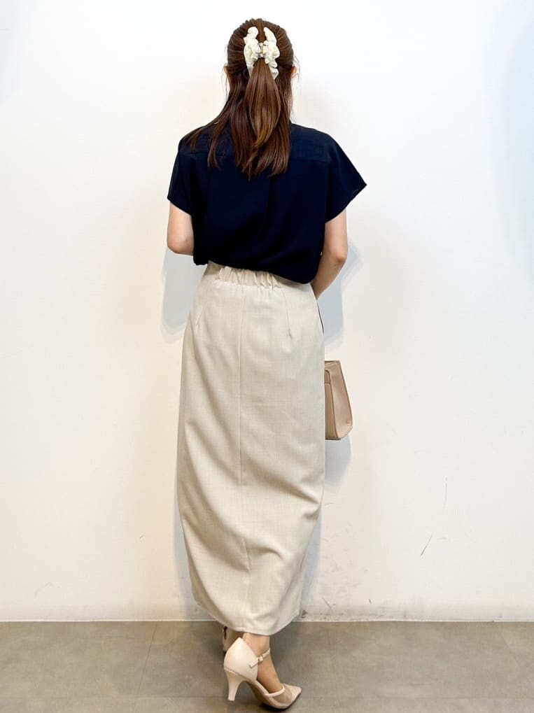 ブルー系のシャツ/ブラウス、ベージュ系のスカート、ベージュ系のショルダーバッグを着用したレディースの春コーディネートの7枚目の写真