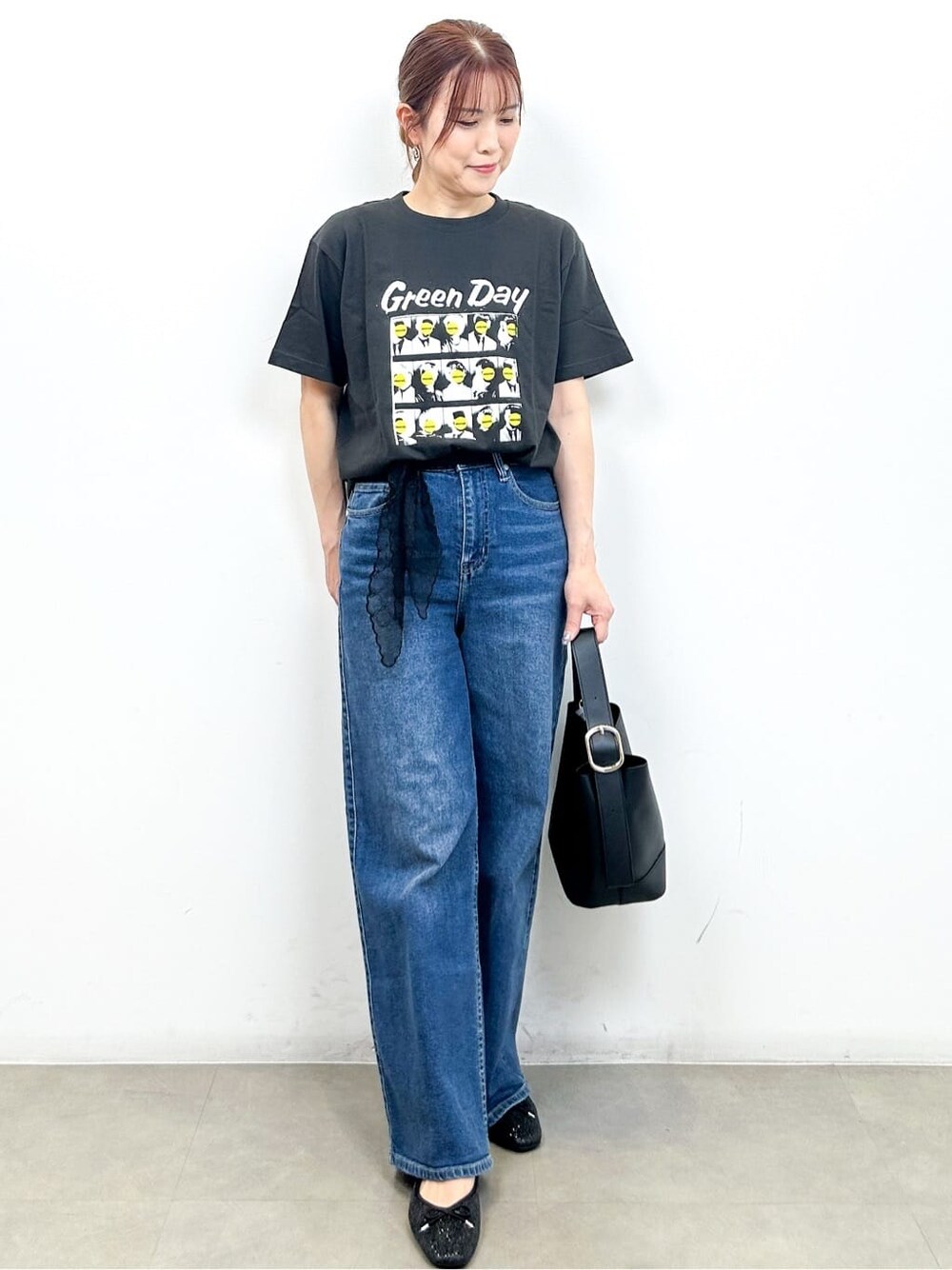 グレー系のTシャツ/カットソー、ブルー系のデニムパンツ、ブラック系のショルダーバッグを着用したレディースの秋コーディネートの2枚目の写真