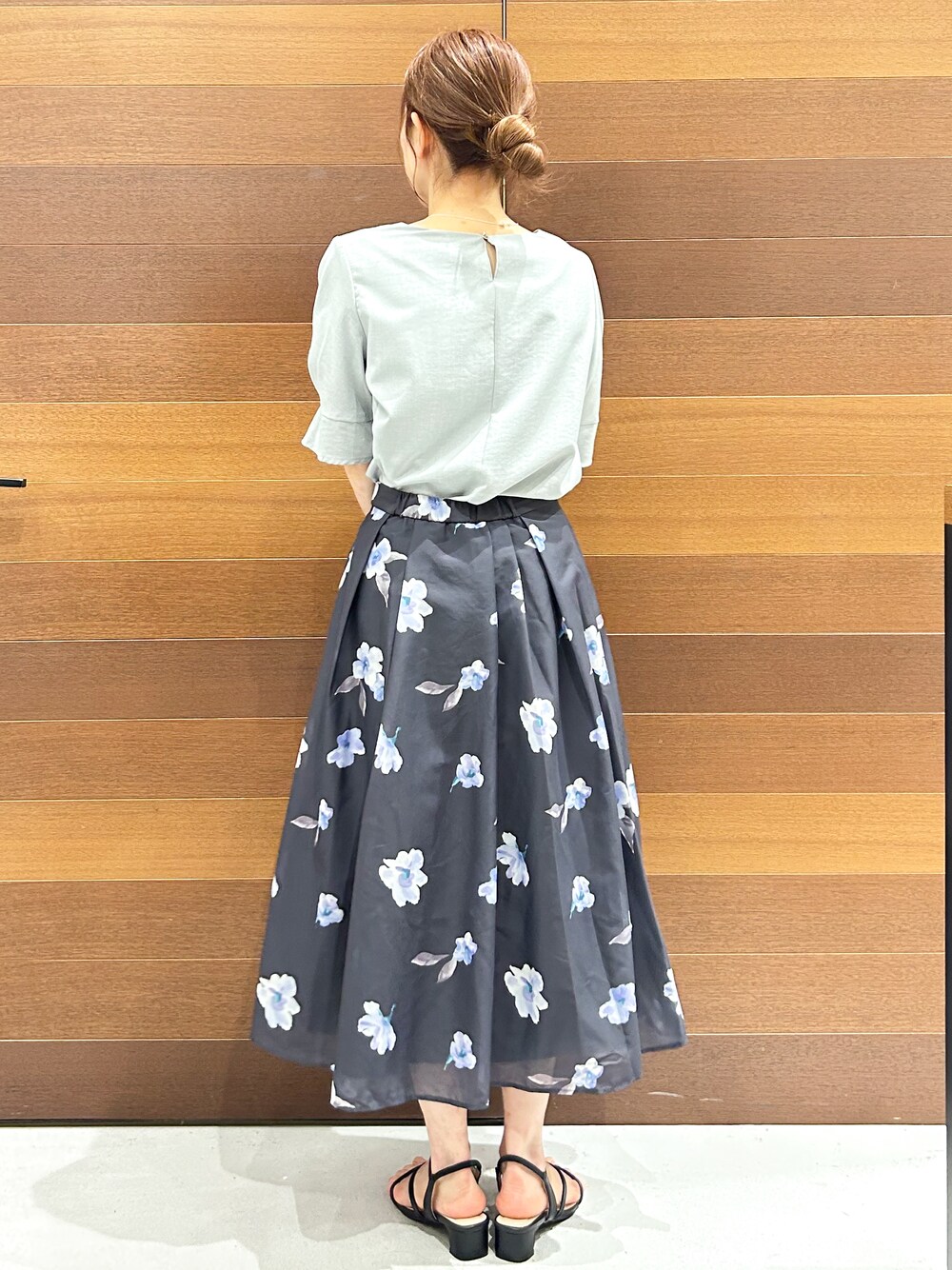 グリーン系のシャツ/ブラウス、グレー系のスカート、グレー系のトートバッグを着用したレディースの夏コーディネートの5枚目の写真