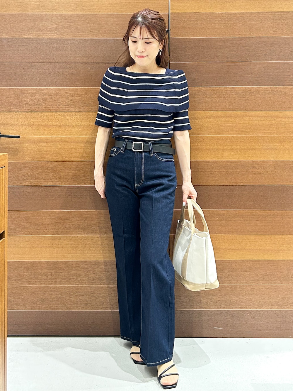 ブラック系のタンクトップ、ブルー系のその他パンツ、ブラック系のサンダルを着用したレディースの春コーディネートの4枚目の写真