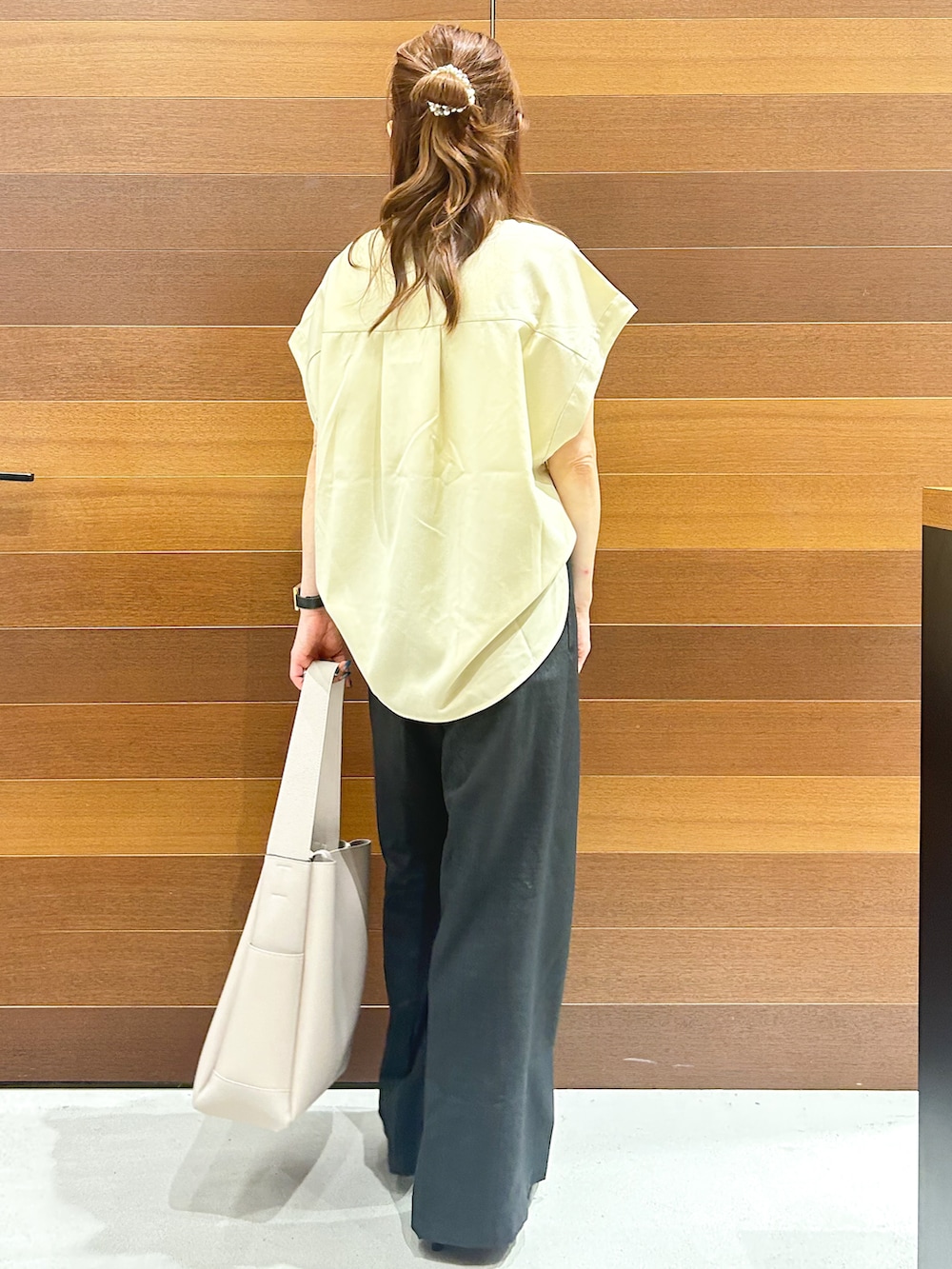 イエロー系のシャツ/ブラウス、グレー系のその他パンツ、グレー系のトートバッグを着用したレディースの夏コーディネートの6枚目の写真