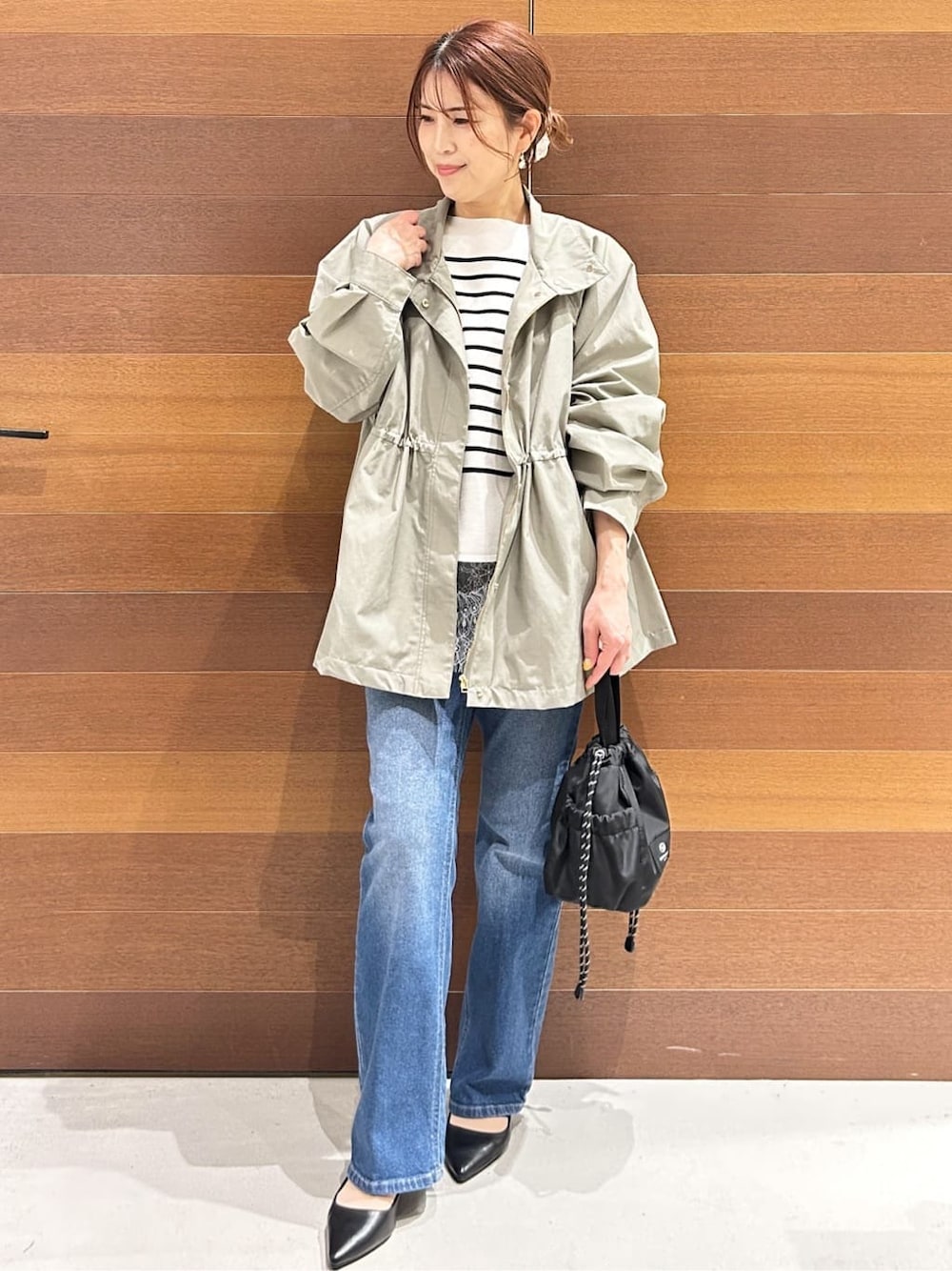 ブルー系のデニムパンツ、ブラック系のパンプス、ホワイト系のTシャツ/カットソーを着用したレディースの春コーディネートの2枚目の写真