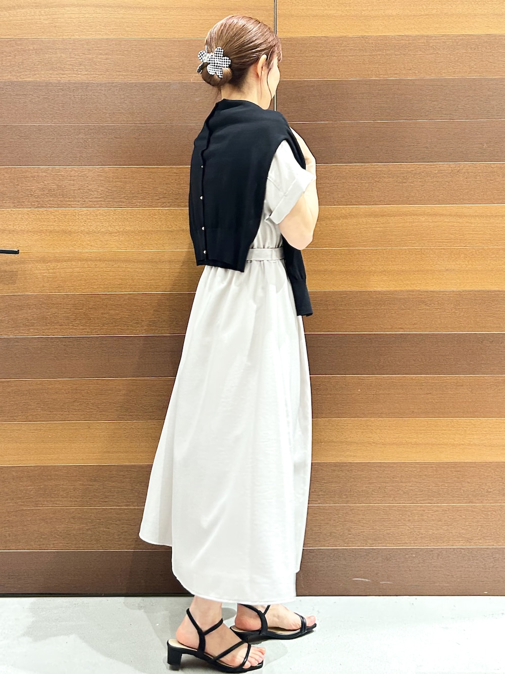 ブルー系のカーディガン/ボレロ、ベージュ系のワンピース、ブラック系のトートバッグを着用したレディースの夏コーディネートの3枚目の写真