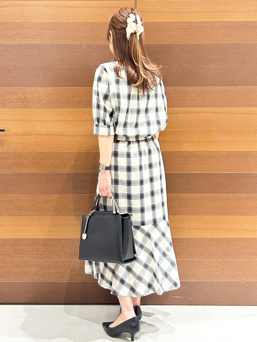 ホワイト系のシャツ/ブラウス、ホワイト系のスカート、ブラック系のトートバッグを着用したレディースの夏コーディネートの4枚目の写真