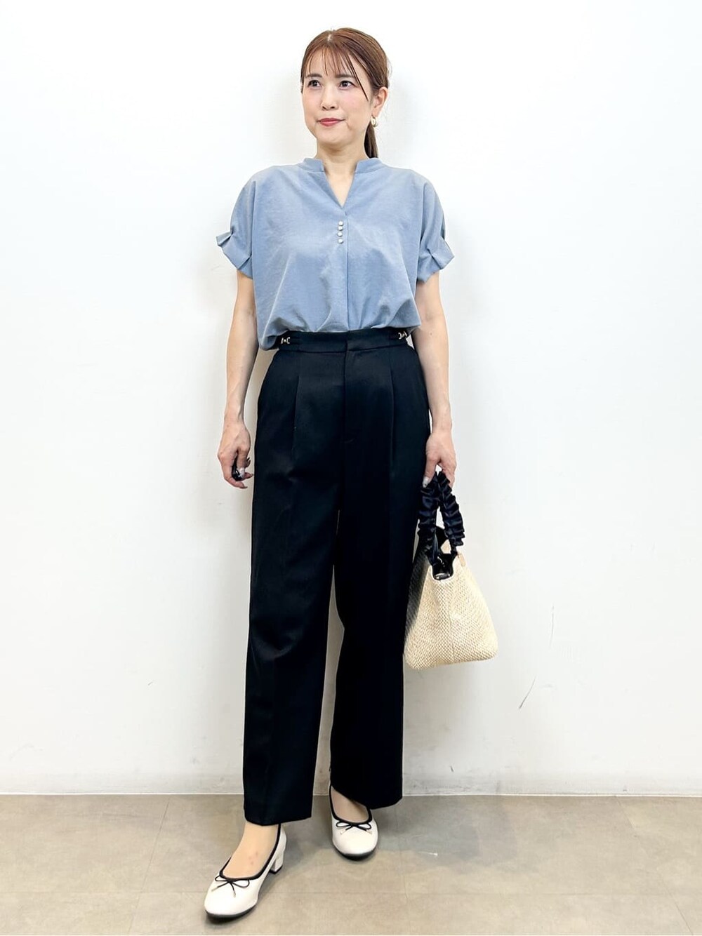 ブルー系のシャツ/ブラウス、ブラック系のその他パンツ、ブラック系のトートバッグを着用したレディースの夏コーディネートの5枚目の写真