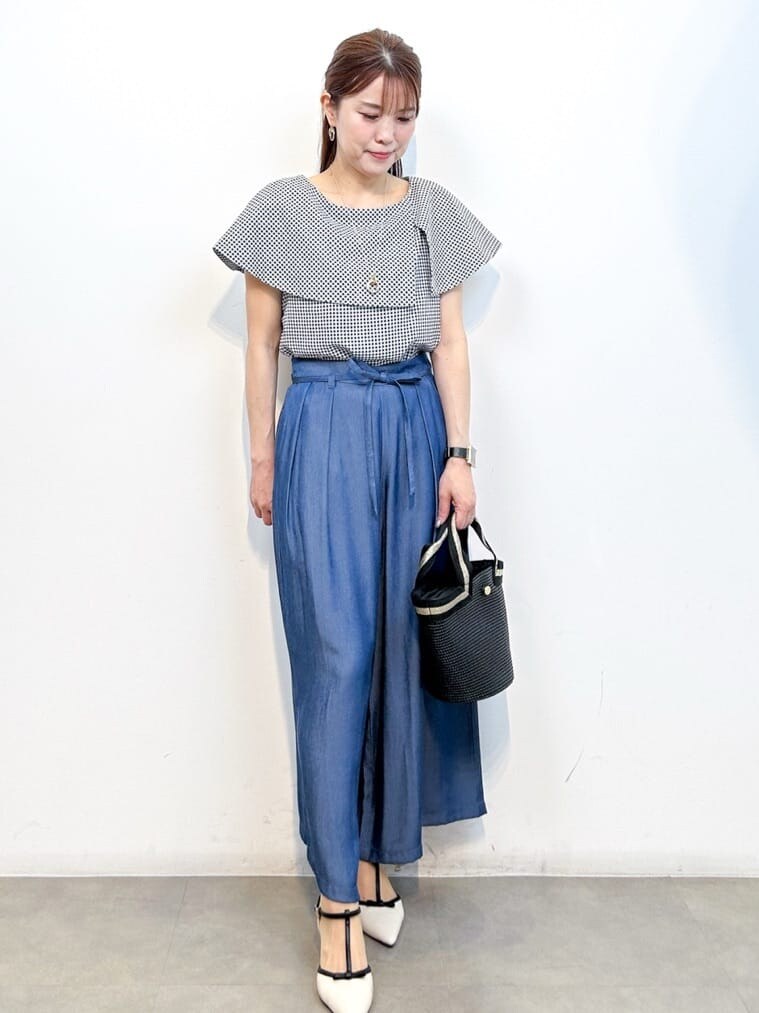 ホワイト系のシャツ/ブラウス、ブルー系のその他パンツ、ブラック系のトートバッグを着用したレディースの夏コーディネートの4枚目の写真