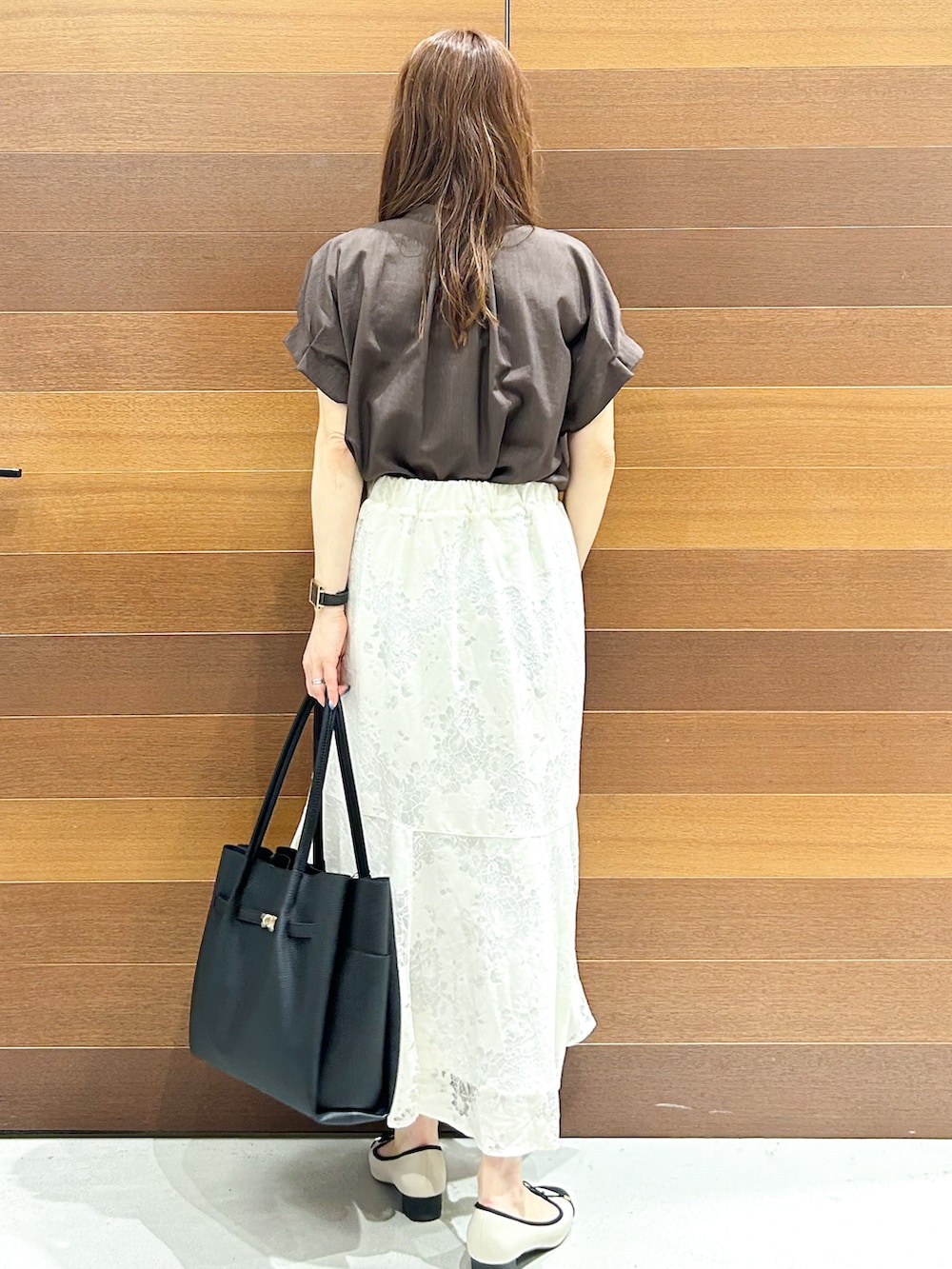 ブラウン系のシャツ/ブラウス、ホワイト系のスカート、ブラック系のトートバッグを着用したレディースの夏コーディネートの6枚目の写真