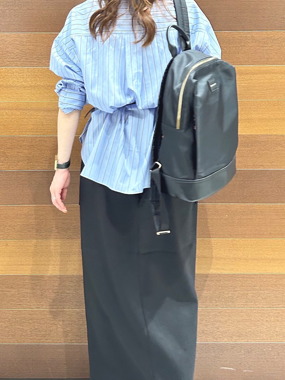 グレー系のニット/セーター、ブルー系のシャツ/ブラウス、ブラック系のスカートを着用したレディースの秋コーディネートの8枚目の写真