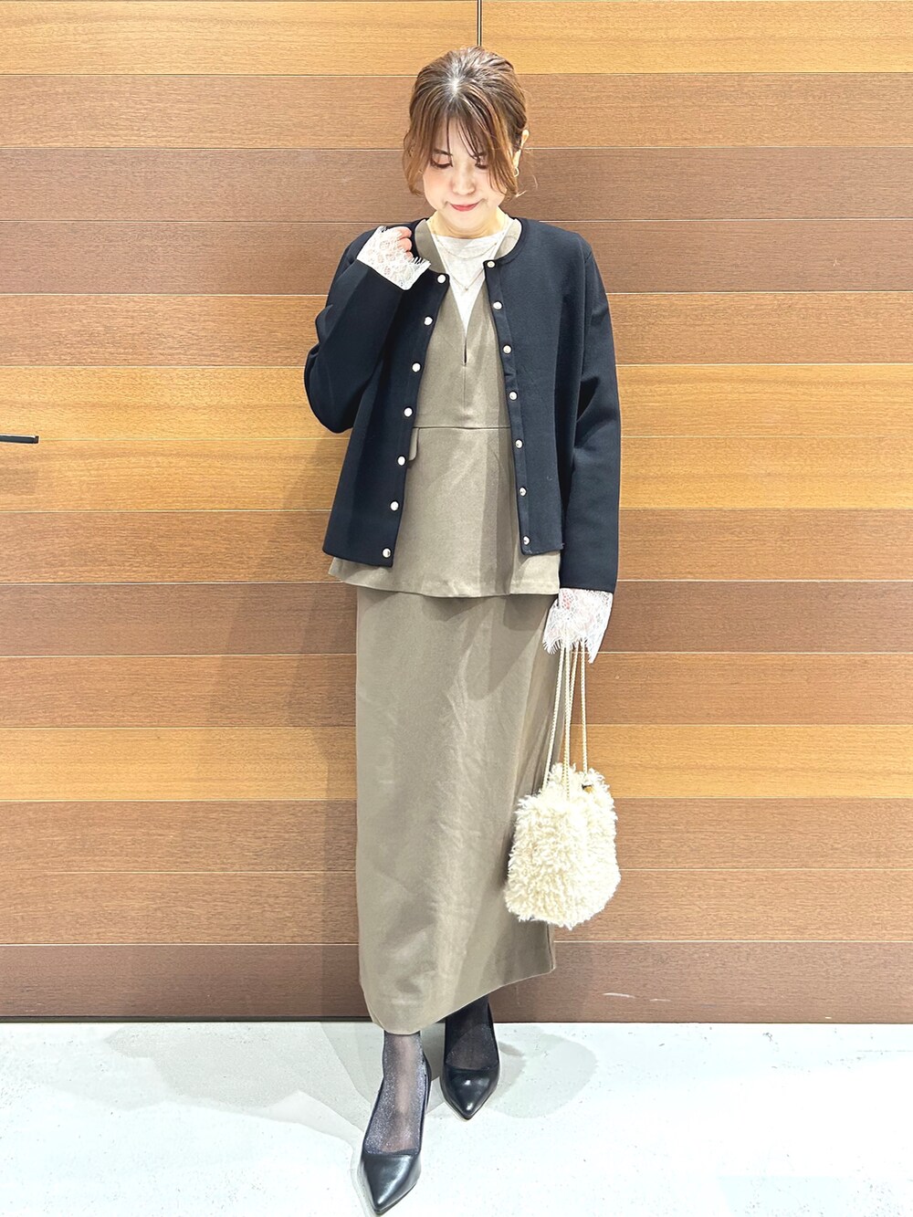 ブラック系のカーディガン/ボレロ、グレー系のTシャツ/カットソー、ブラウン系のワンピースを着用したレディースの秋コーディネートの3枚目の写真