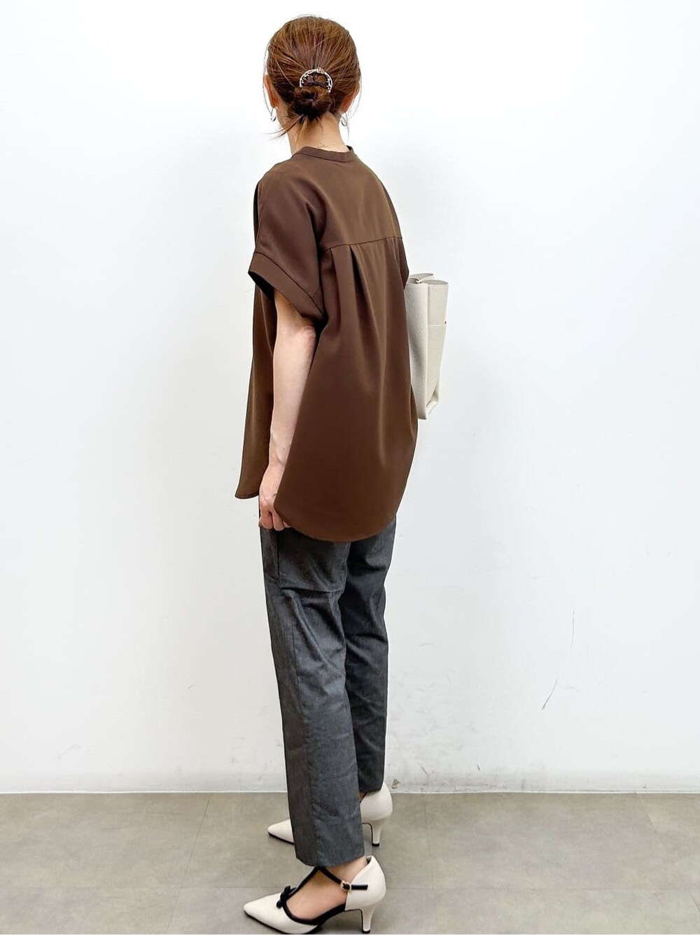 ブラウン系のシャツ/ブラウス、グレー系のその他パンツ、ホワイト系のトートバッグを着用したレディースの夏コーディネートの5枚目の写真