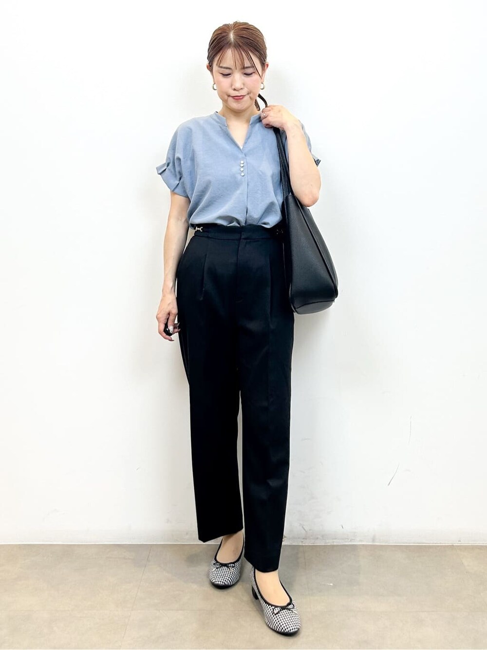 ブルー系のシャツ/ブラウス、ブラック系のその他パンツ、ブラック系のトートバッグを着用したレディースの夏コーディネートの4枚目の写真