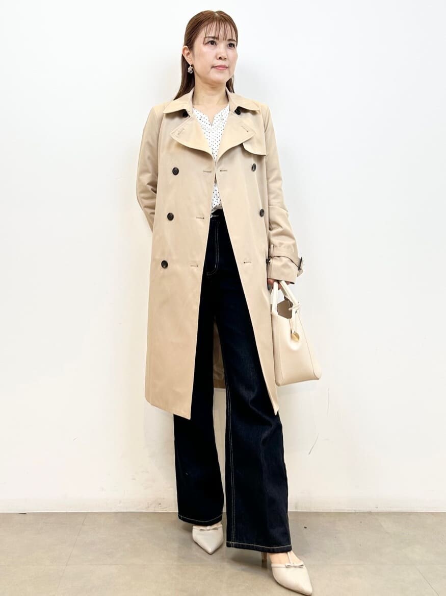 パープル系のシャツ/ブラウス、ブルー系のその他パンツ、ベージュ系のパンプスを着用したレディースの春コーディネートの4枚目の写真