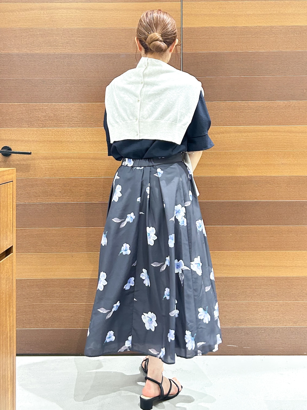 ホワイト系のカーディガン/ボレロ、ブルー系のシャツ/ブラウス、グレー系のスカートを着用したレディースの夏コーディネートの5枚目の写真