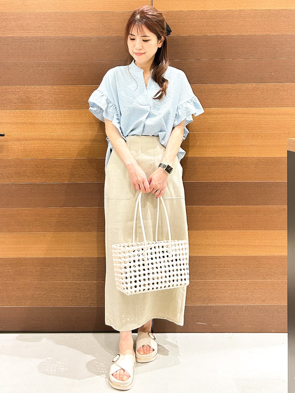 ブルー系のシャツ/ブラウス、ホワイト系のタンクトップ、グレー系のその他パンツを着用したレディースの夏コーディネートの9枚目の写真