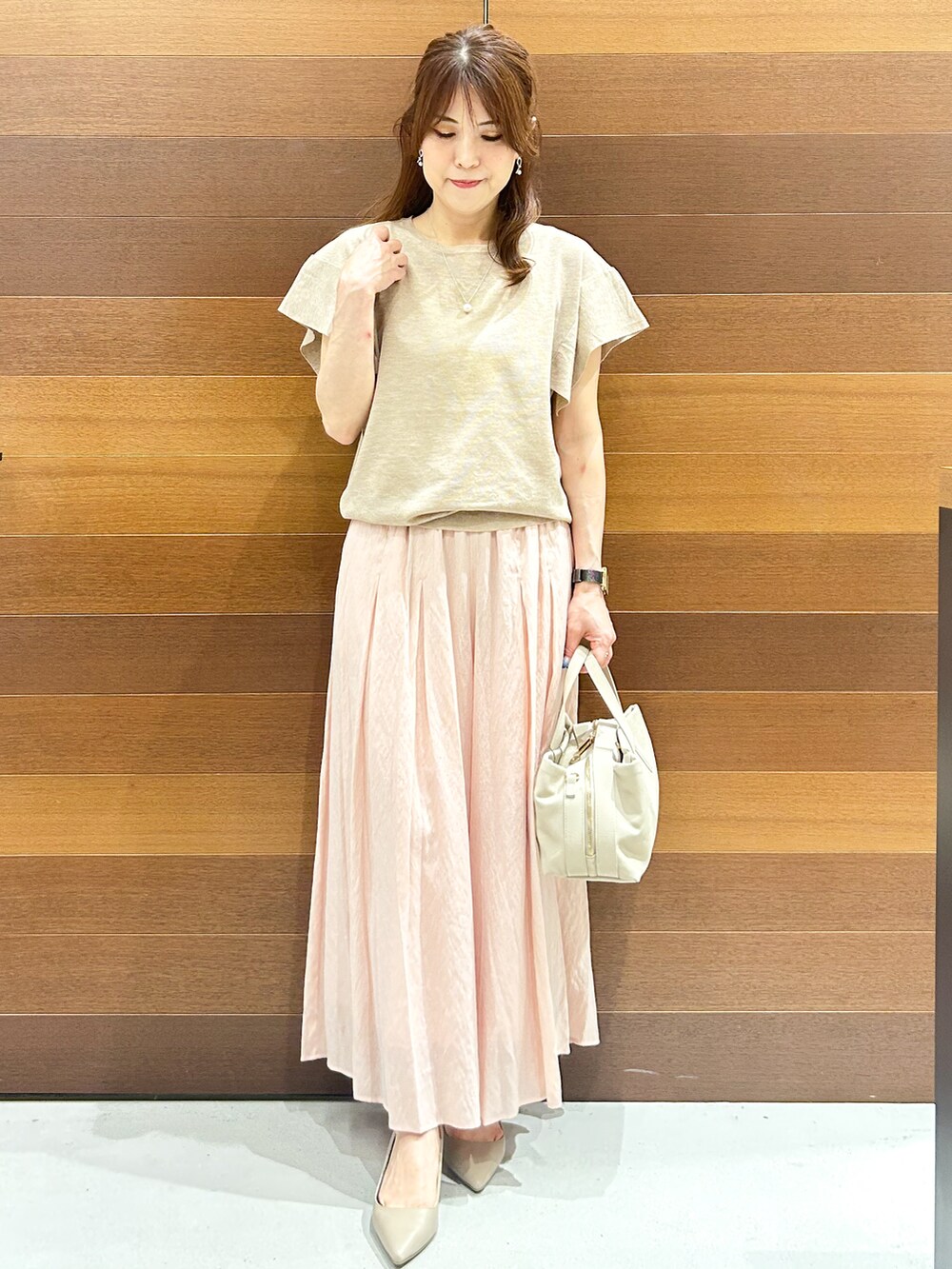 ベージュ系のニット/セーター、ピンク系のその他パンツ、グレー系のボストンバッグを着用したレディースの夏コーディネートの4枚目の写真