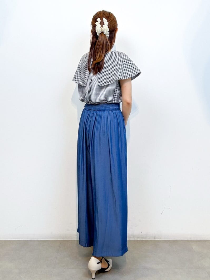 ホワイト系のシャツ/ブラウス、ブルー系のその他パンツ、ブラック系のトートバッグを着用したレディースの夏コーディネートの7枚目の写真