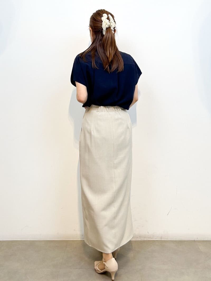 ブルー系のシャツ/ブラウス、ベージュ系のスカート、ベージュ系のショルダーバッグを着用したレディースの春コーディネートの6枚目の写真