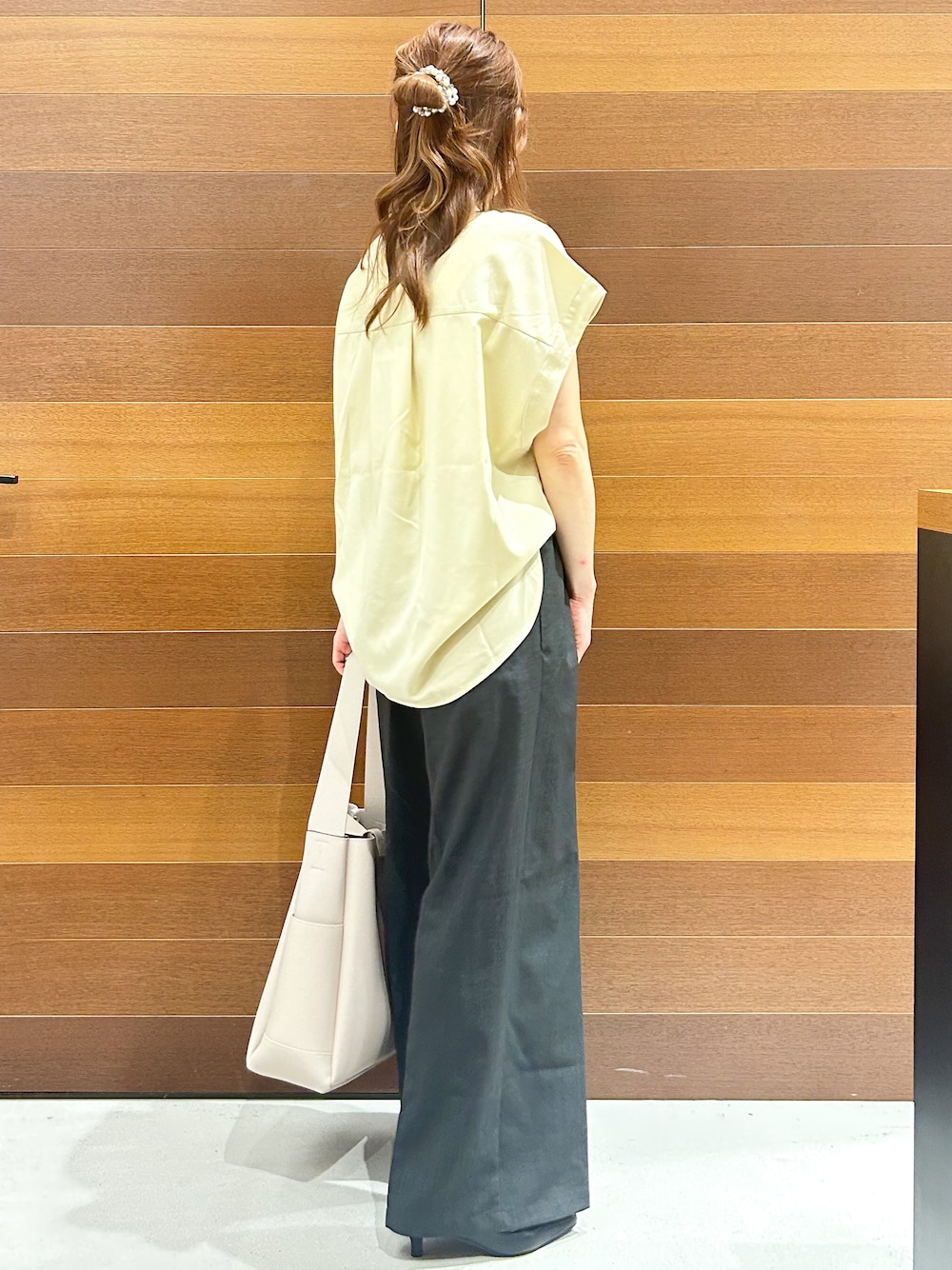 イエロー系のシャツ/ブラウス、グレー系のその他パンツ、グレー系のトートバッグを着用したレディースの夏コーディネートの5枚目の写真