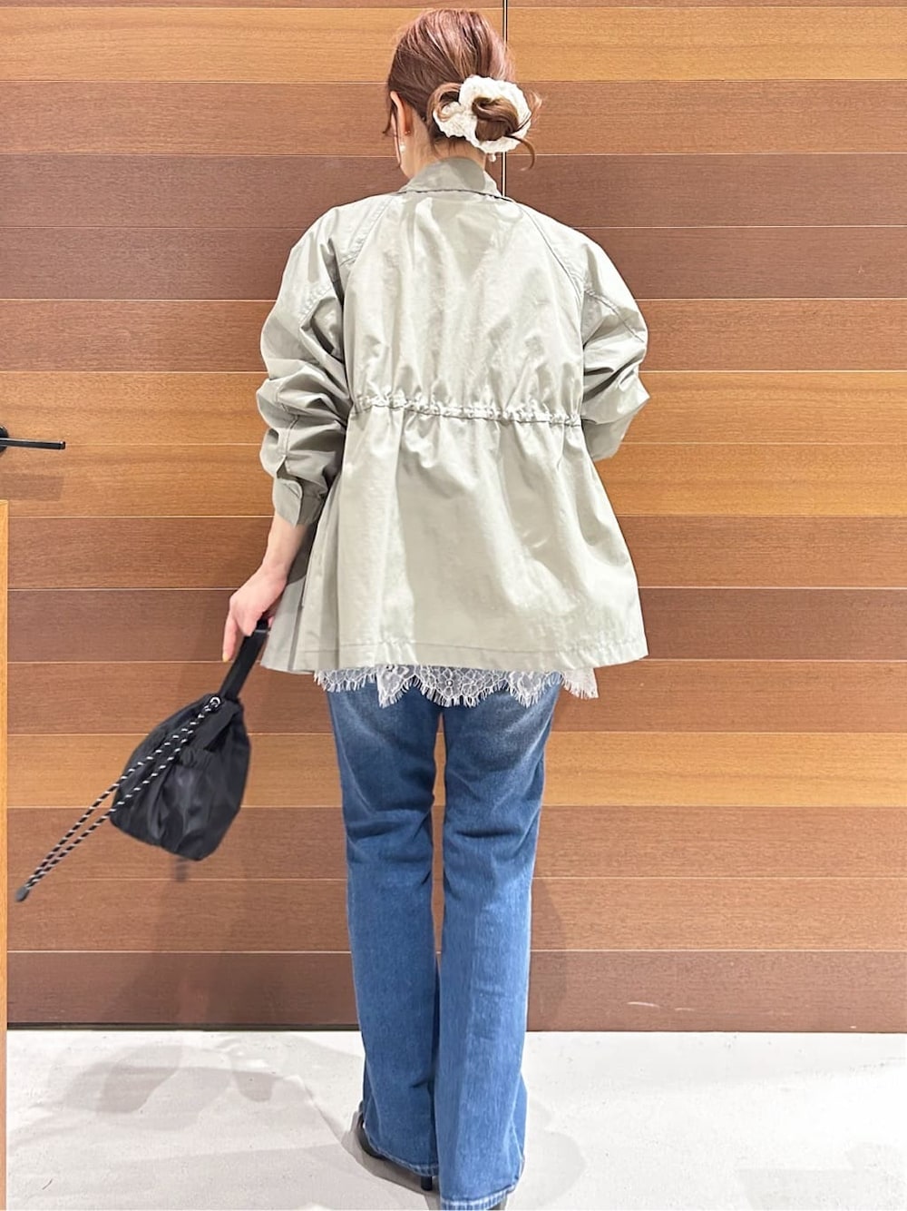 ブルー系のデニムパンツ、ブラック系のパンプス、ホワイト系のTシャツ/カットソーを着用したレディースの春コーディネートの5枚目の写真