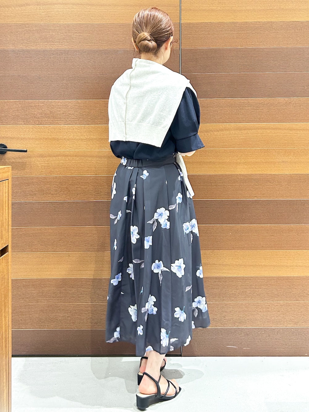 ホワイト系のカーディガン/ボレロ、ブルー系のシャツ/ブラウス、グレー系のスカートを着用したレディースの夏コーディネートの7枚目の写真