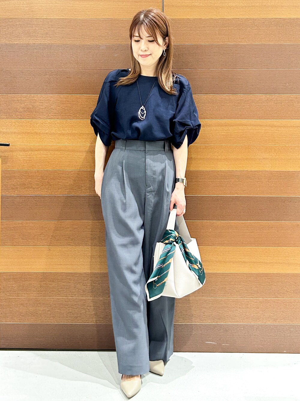 ブルー系のシャツ/ブラウス、グレー系のその他パンツ、グレー系のトートバッグを着用したレディースの夏コーディネートの3枚目の写真