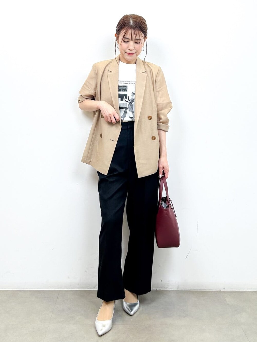 イエロー系のテーラードジャケット、ホワイト系のTシャツ/カットソー、ブラック系のその他パンツを着用したレディースの夏コーディネートの2枚目の写真