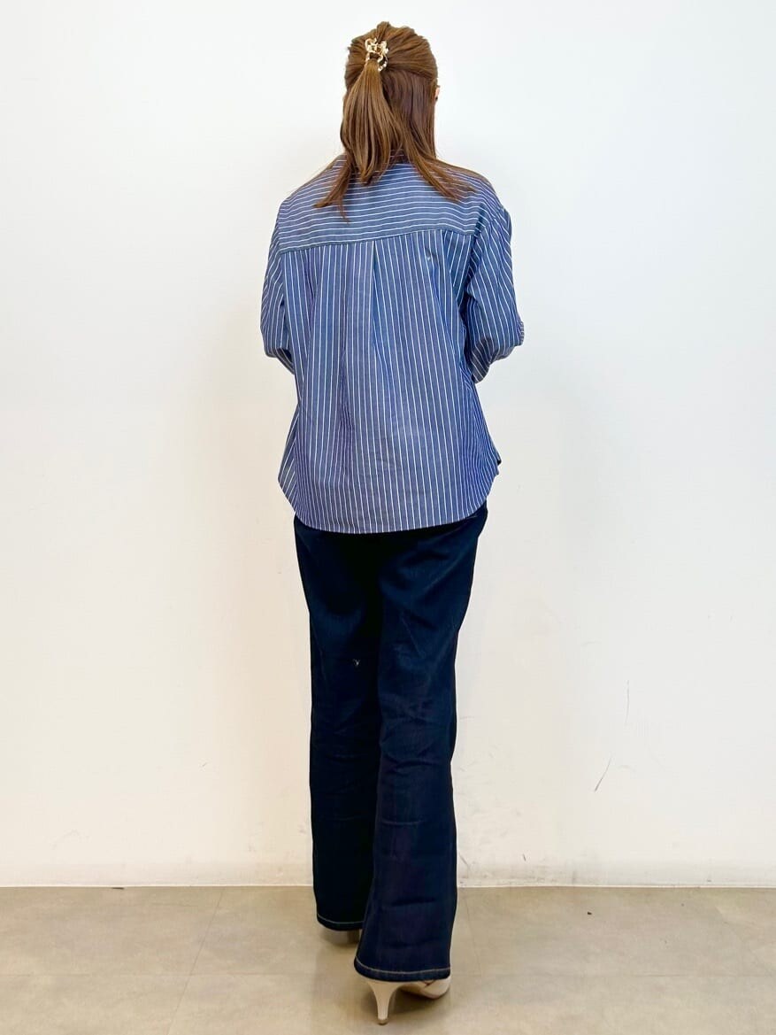 ブルー系のシャツ/ブラウス、ブルー系のその他パンツ、ベージュ系のトートバッグを着用したレディースの春コーディネートの3枚目の写真