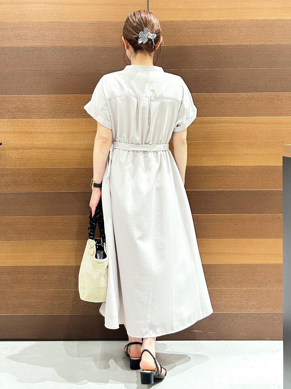 ベージュ系のワンピース、ブラック系のトートバッグ、ブラック系のサンダルを着用したレディースの夏コーディネートの4枚目の写真