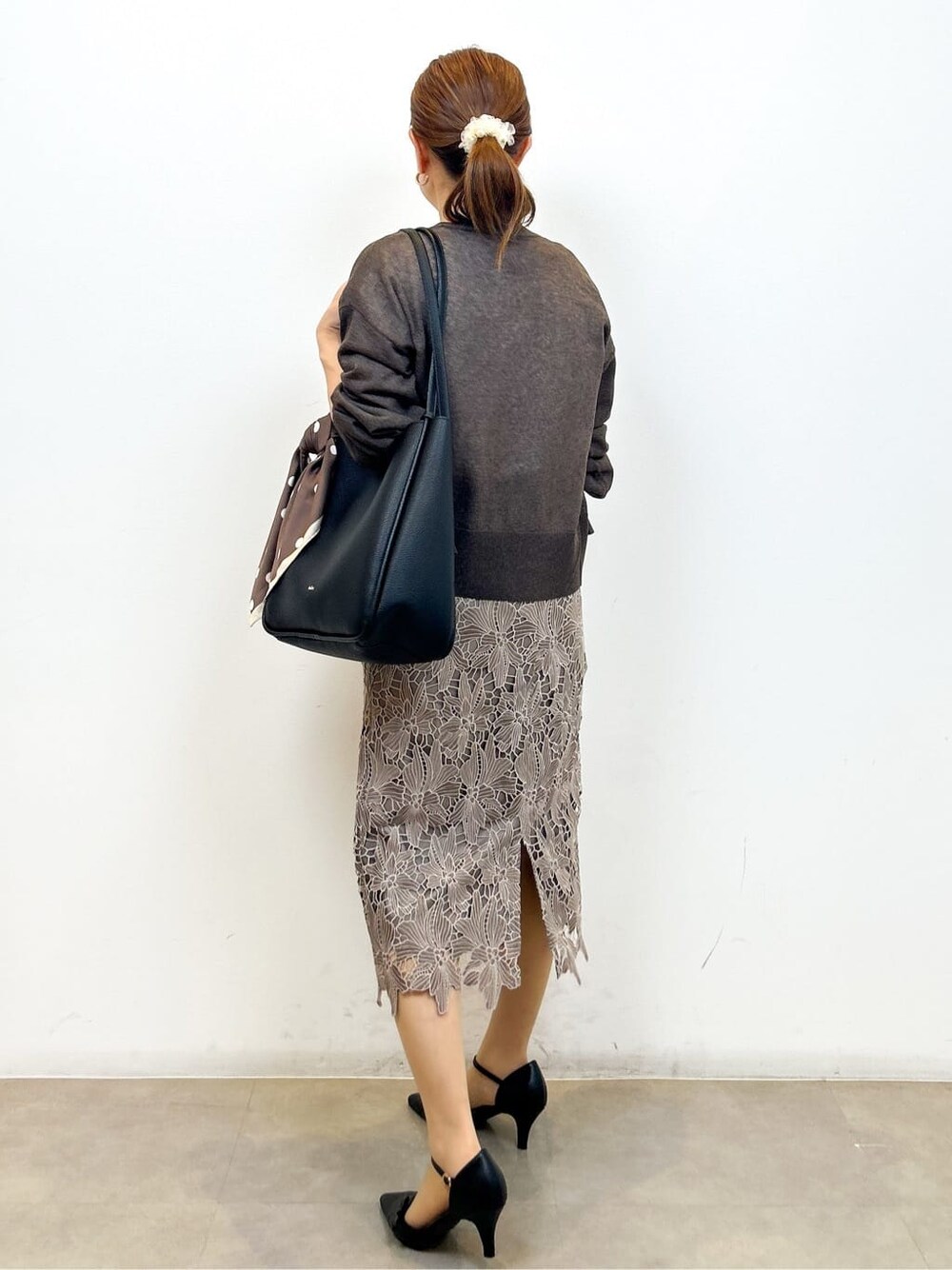 ブラウン系のカーディガン/ボレロ、ホワイト系のTシャツ/カットソー、ブラウン系のスカートを着用したレディースの夏コーディネートの3枚目の写真