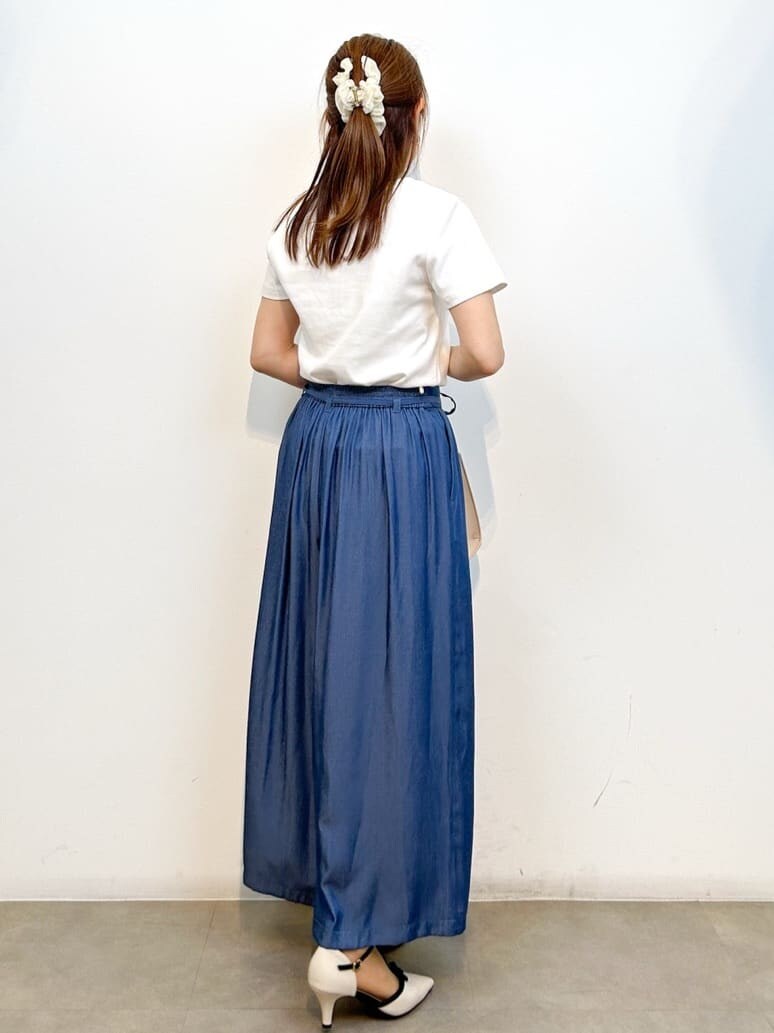 ホワイト系のTシャツ/カットソー、ブルー系のその他パンツ、ベージュ系のショルダーバッグを着用したレディースの春コーディネートの5枚目の写真