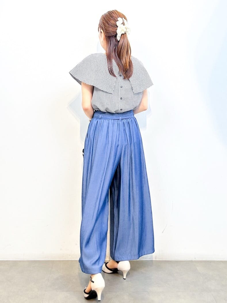 ホワイト系のシャツ/ブラウス、ブルー系のその他パンツ、ブラック系のトートバッグを着用したレディースの夏コーディネートの10枚目の写真